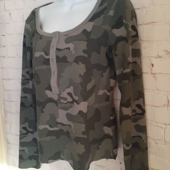 William Rast Kairah Camo Thermal Henley Top M - Picture 3 of 7